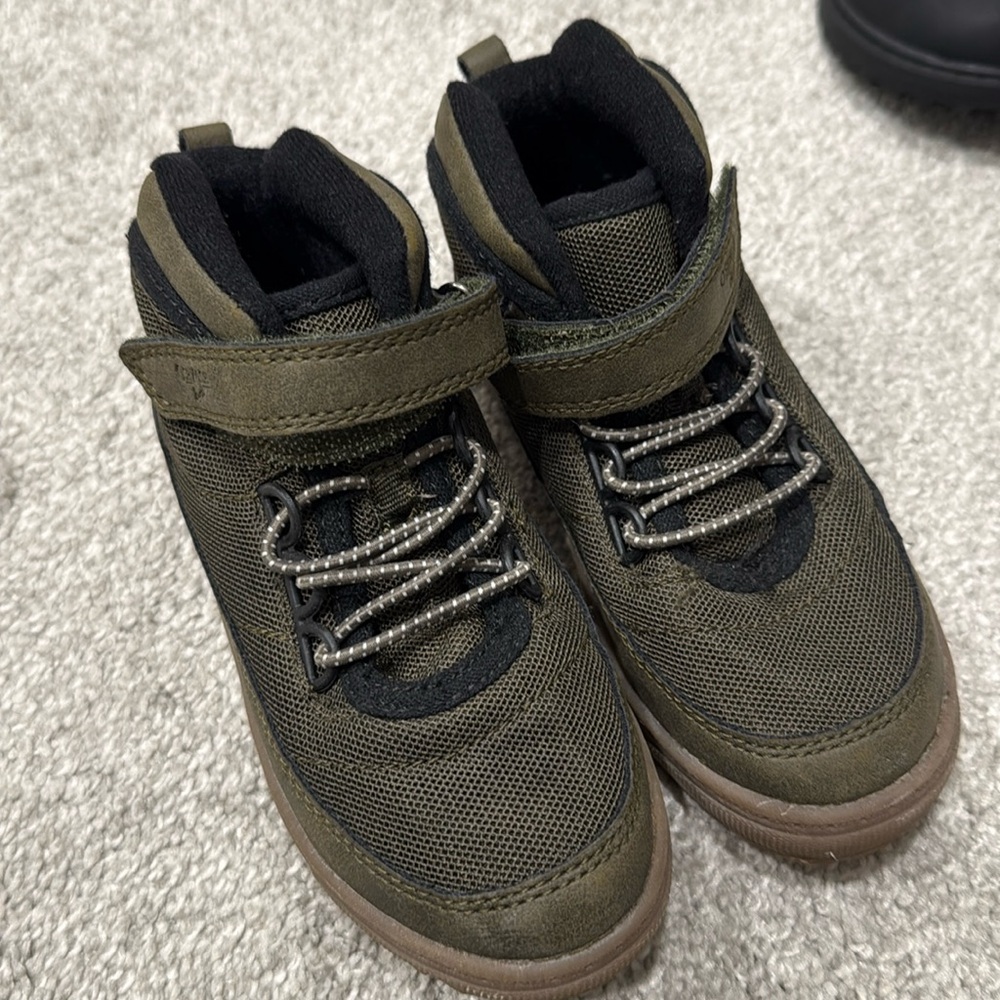 Oshkosh hunter greens boots for boys size 10